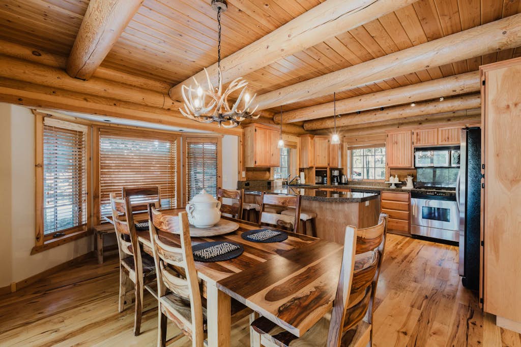 Riverfront log cabin style home with full kitchen, deck, washer & dryer and WIFI