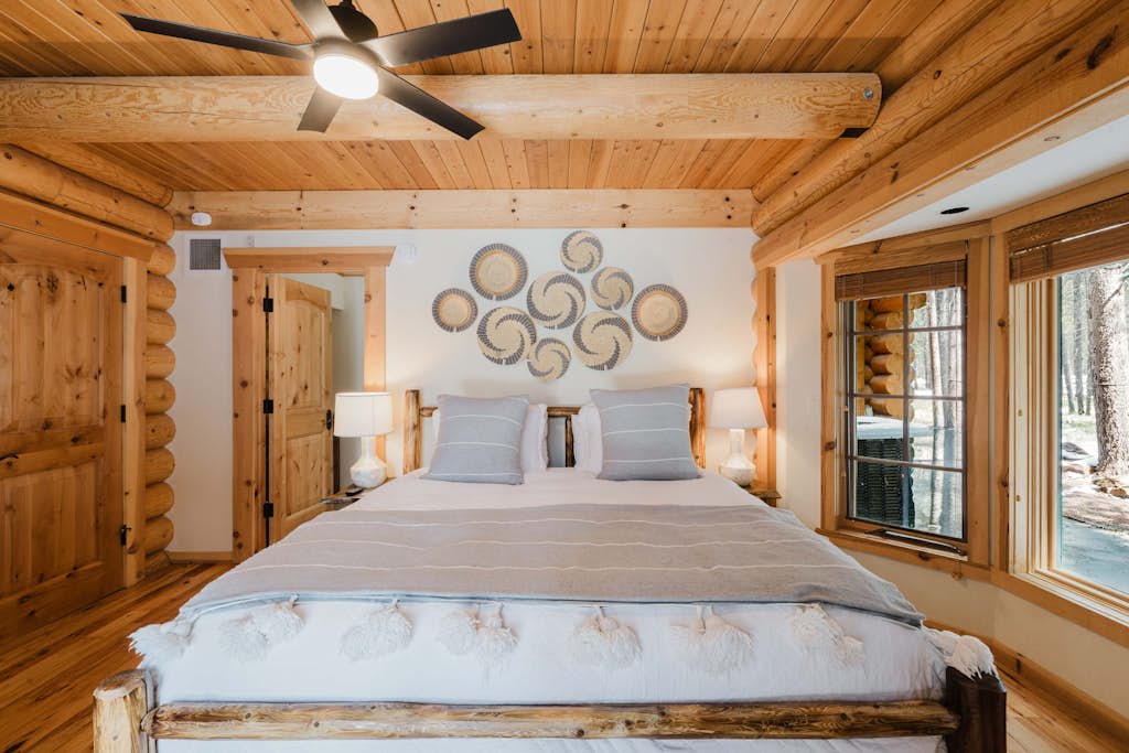 Riverfront log cabin style home with full kitchen, deck, washer & dryer and WIFI