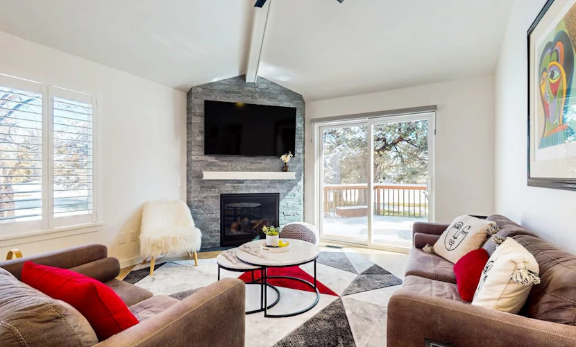 Bright beautiful townhome at Eagle Crest next to golf course, w/ Wifi, fireplace