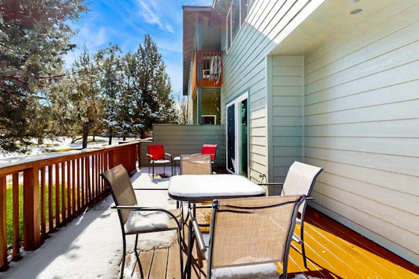 Bright beautiful townhome at Eagle Crest next to golf course, w/ Wifi, fireplace