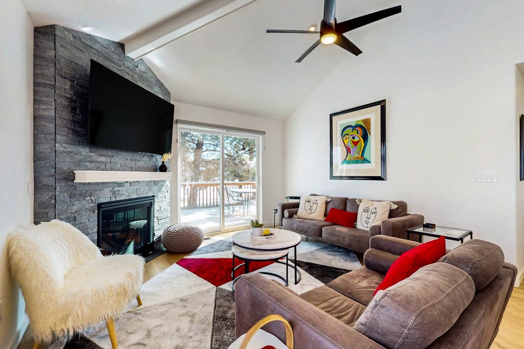 Bright beautiful townhome at Eagle Crest next to golf course, with Wifi, fireplace