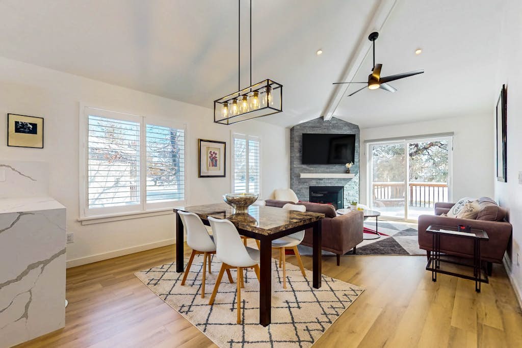 Bright beautiful townhome at Eagle Crest next to golf course, with Wifi, fireplace