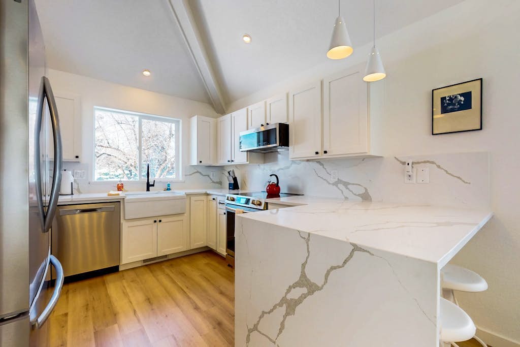 Bright beautiful townhome at Eagle Crest next to golf course, with Wifi, fireplace