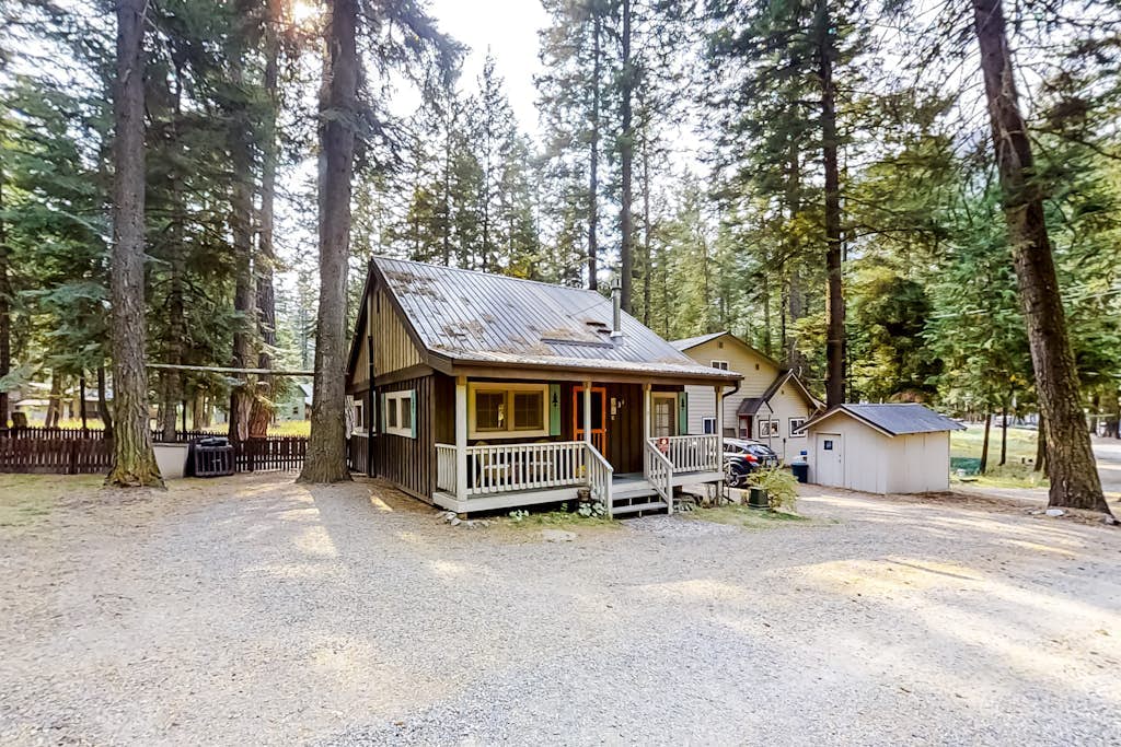 Woodland Cabin w/ Fenced Backyard, Deck, Front Porch & WiFi - Dogs Welcome