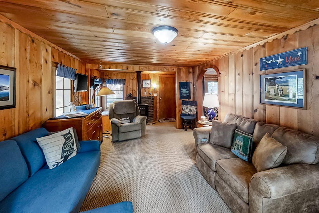 Woodland Cabin w/ Fenced Backyard, Deck, Front Porch & WiFi - Dogs Welcome