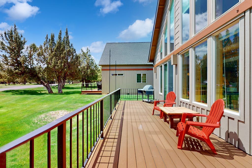 Inviting home w/ expansive deck, BBQ grill, & access to Eagle Crest Resort