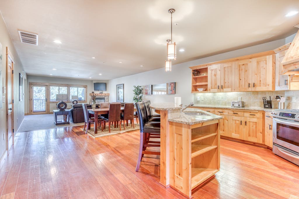 Luxurious Collins Lake condo with fireplace, great views & shared pool & hot tub