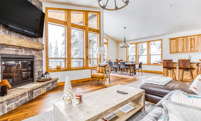 Beautiful, Modern Alpine Home - Private Hot Tub, Gas Fireplaces, Walk to Dining