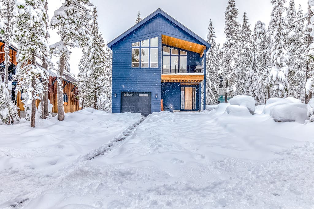 Beautiful, Modern Alpine Home - Private Hot Tub, Gas Fireplaces, Walk to Dining