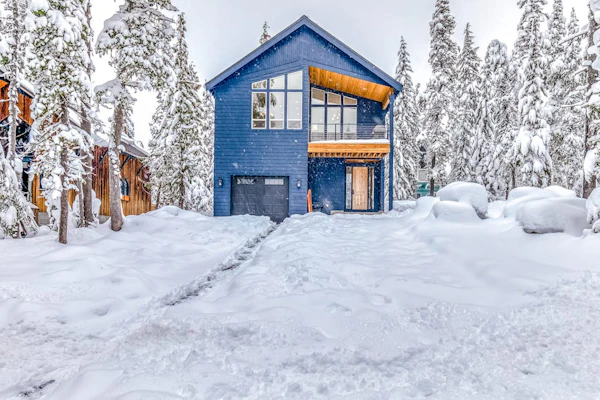 Beautiful, Modern Alpine Home - Private Hot Tub, Gas Fireplaces, Walk to Dining