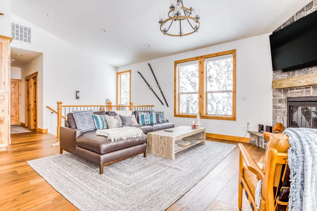 Beautiful, Modern Alpine Home - Private Hot Tub, Gas Fireplaces, Walk to Dining
