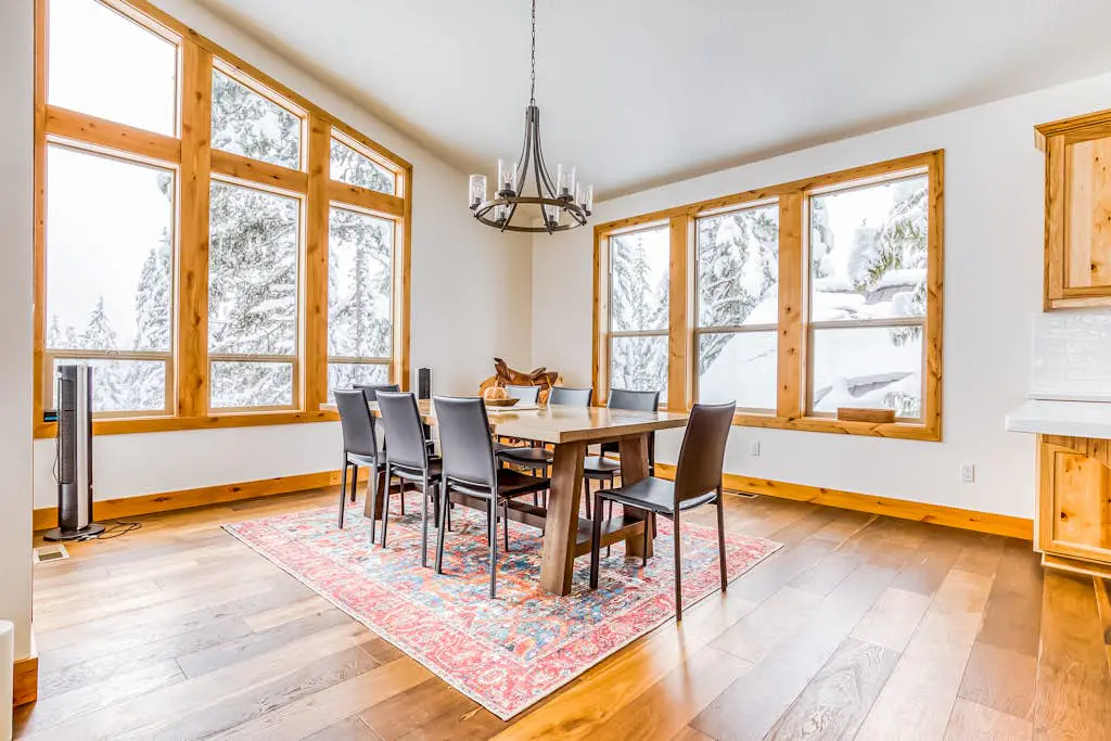 Beautiful, Modern Alpine Home - Private Hot Tub, Gas Fireplaces, Walk to Dining