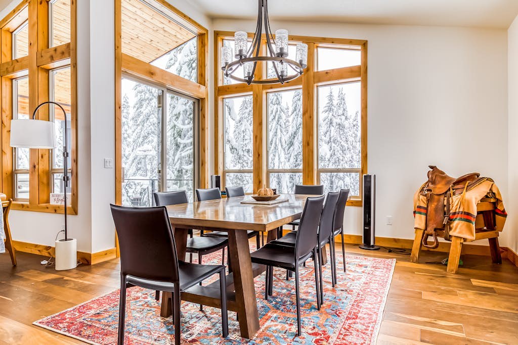 Beautiful, Modern Alpine Home - Private Hot Tub, Gas Fireplaces, Walk to Dining