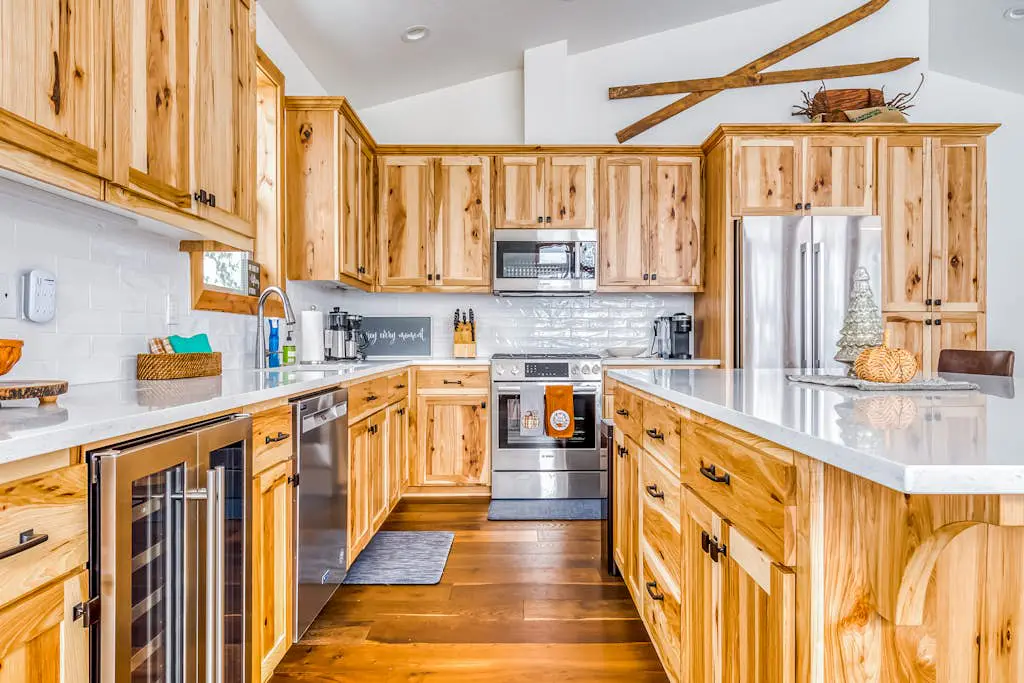 Beautiful, Modern Alpine Home - Private Hot Tub, Gas Fireplaces, Walk to Dining