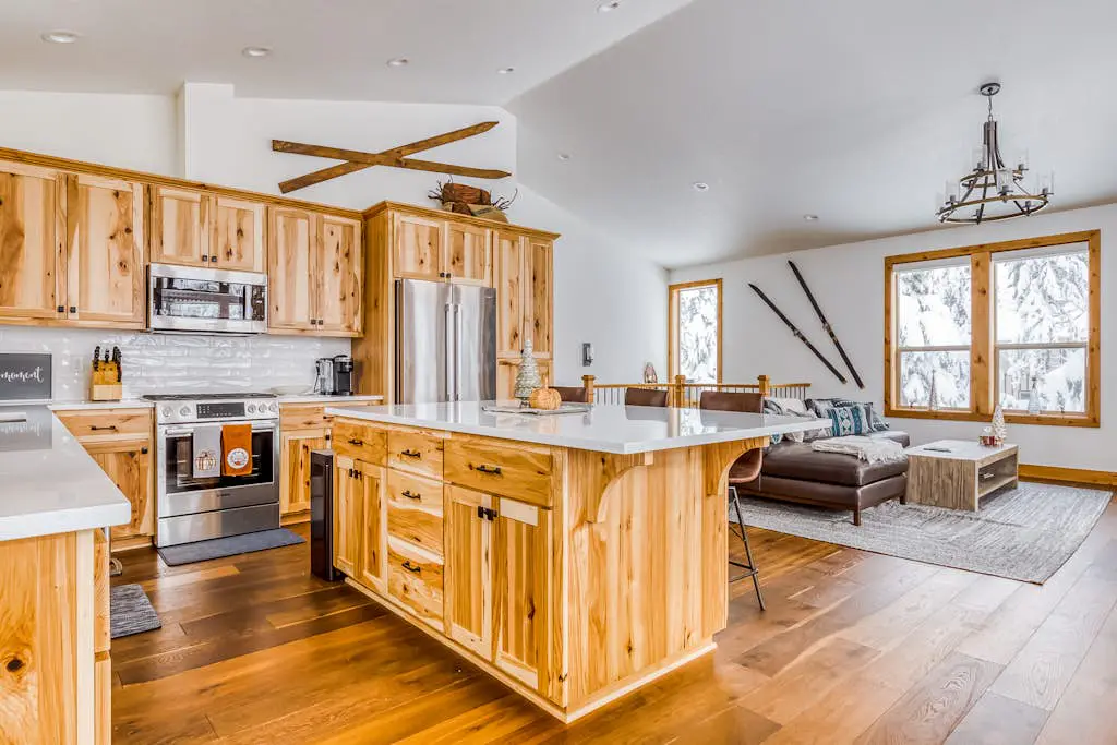 Beautiful, Modern Alpine Home - Private Hot Tub, Gas Fireplaces, Walk to Dining