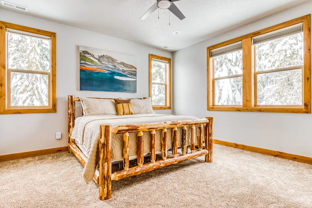 Beautiful, Modern Alpine Home - Private Hot Tub, Gas Fireplaces, Walk to Dining