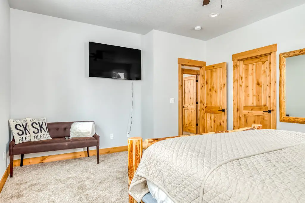 Beautiful, Modern Alpine Home - Private Hot Tub, Gas Fireplaces, Walk to Dining