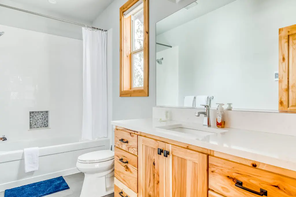 Beautiful, Modern Alpine Home - Private Hot Tub, Gas Fireplaces, Walk to Dining