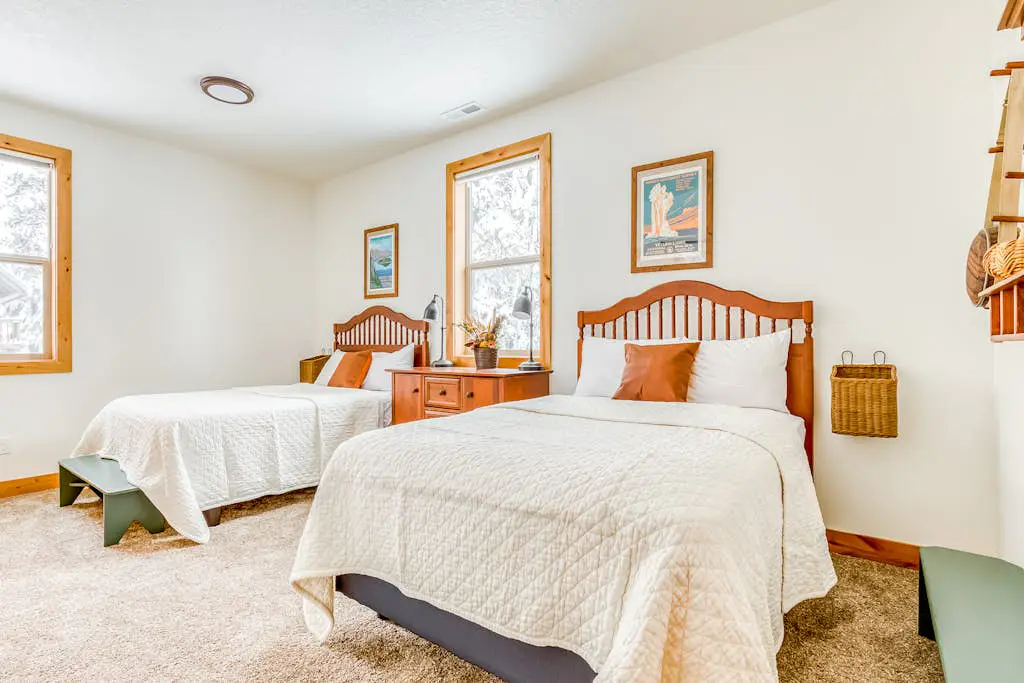 Beautiful, Modern Alpine Home - Private Hot Tub, Gas Fireplaces, Walk to Dining