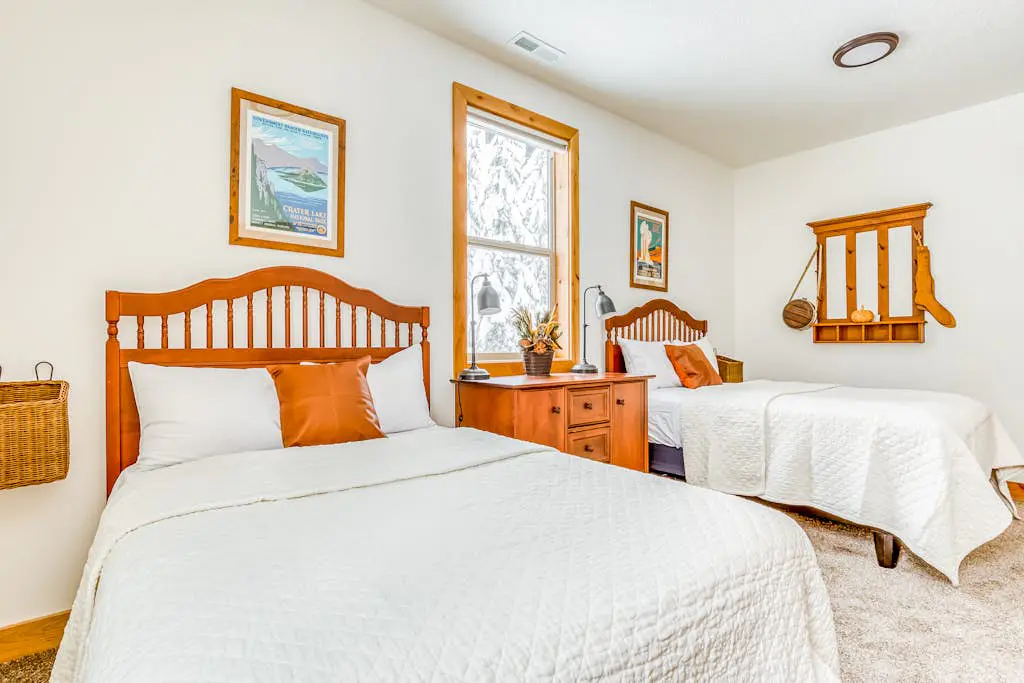 Beautiful, Modern Alpine Home - Private Hot Tub, Gas Fireplaces, Walk to Dining