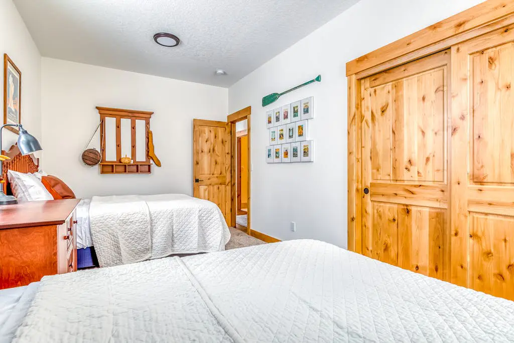 Beautiful, Modern Alpine Home - Private Hot Tub, Gas Fireplaces, Walk to Dining