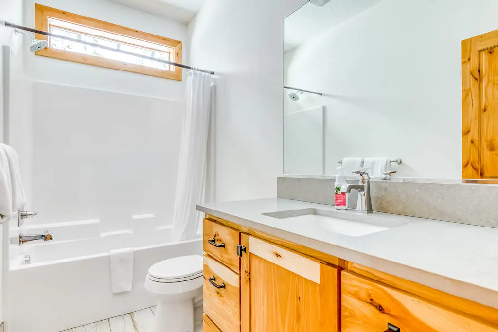 Beautiful, Modern Alpine Home - Private Hot Tub, Gas Fireplaces, Walk to Dining