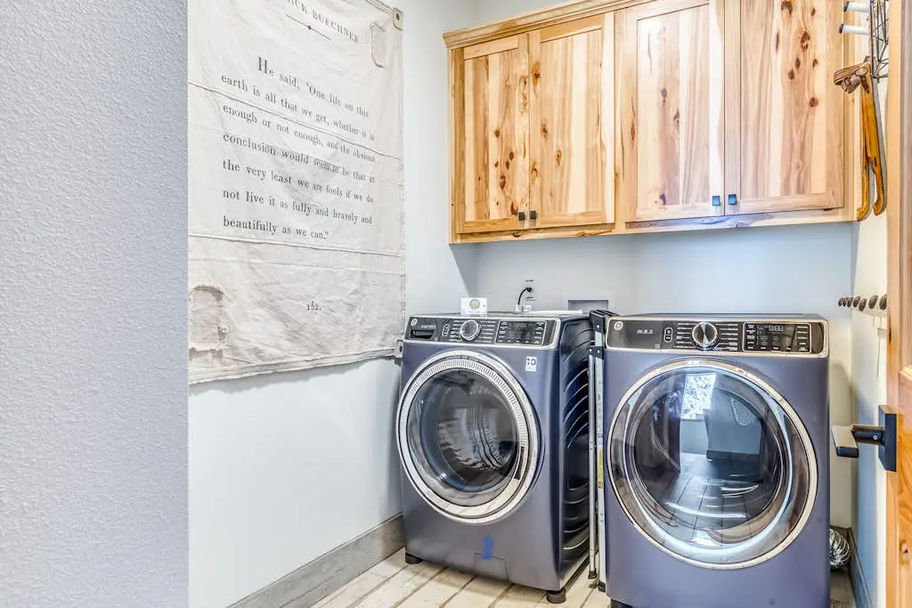Beautiful, Modern Alpine Home - Private Hot Tub, Gas Fireplaces, Walk to Dining