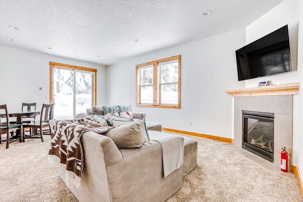 Beautiful, Modern Alpine Home - Private Hot Tub, Gas Fireplaces, Walk to Dining