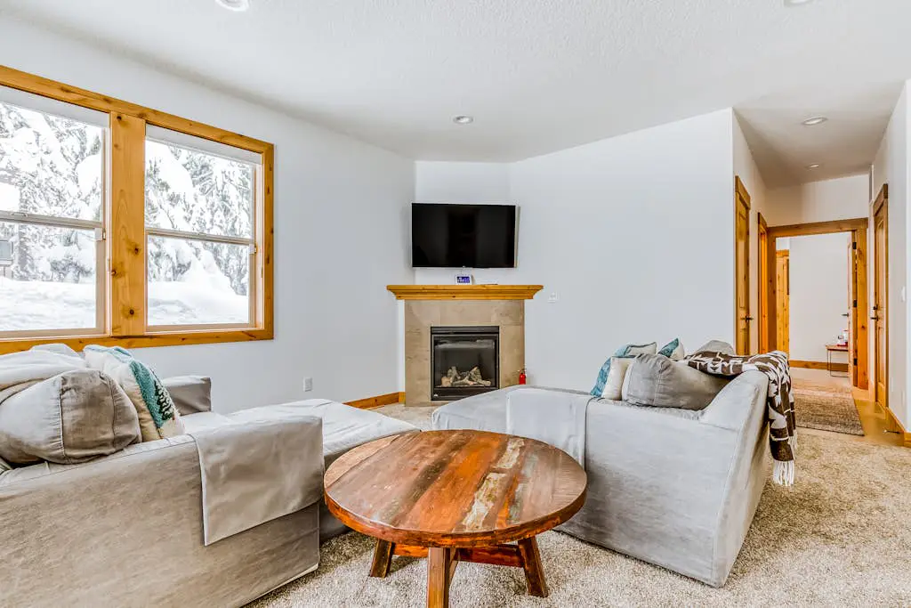 Beautiful, Modern Alpine Home - Private Hot Tub, Gas Fireplaces, Walk to Dining