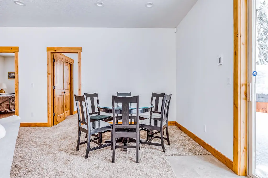 Beautiful, Modern Alpine Home - Private Hot Tub, Gas Fireplaces, Walk to Dining