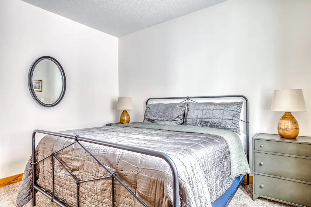 Beautiful, Modern Alpine Home - Private Hot Tub, Gas Fireplaces, Walk to Dining