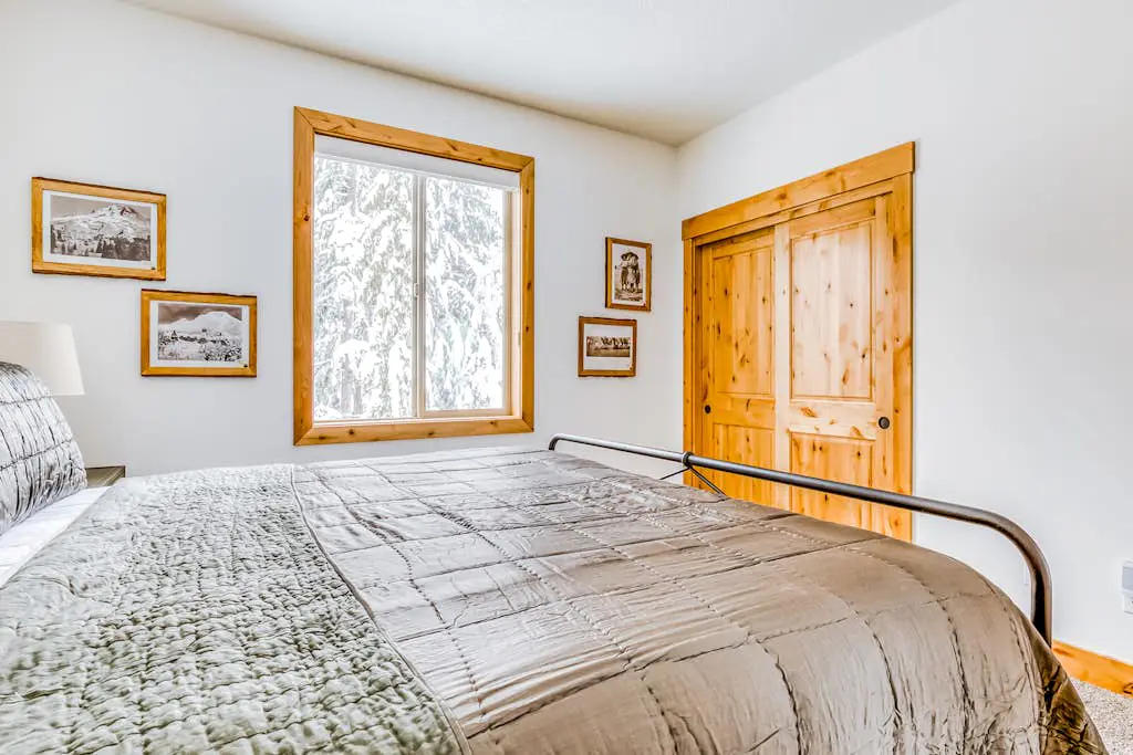 Beautiful, Modern Alpine Home - Private Hot Tub, Gas Fireplaces, Walk to Dining