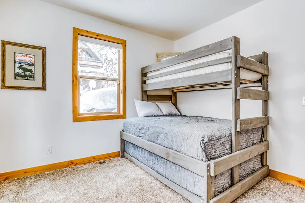Beautiful, Modern Alpine Home - Private Hot Tub, Gas Fireplaces, Walk to Dining
