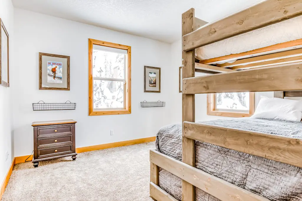 Beautiful, Modern Alpine Home - Private Hot Tub, Gas Fireplaces, Walk to Dining