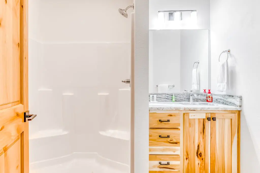 Beautiful, Modern Alpine Home - Private Hot Tub, Gas Fireplaces, Walk to Dining
