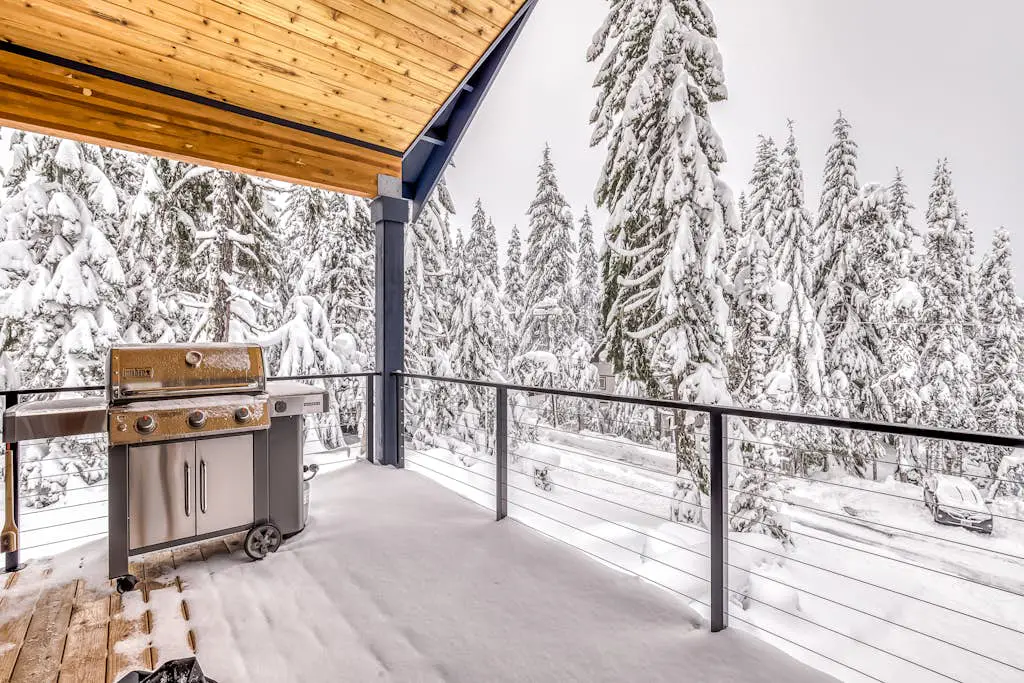 Beautiful, Modern Alpine Home - Private Hot Tub, Gas Fireplaces, Walk to Dining