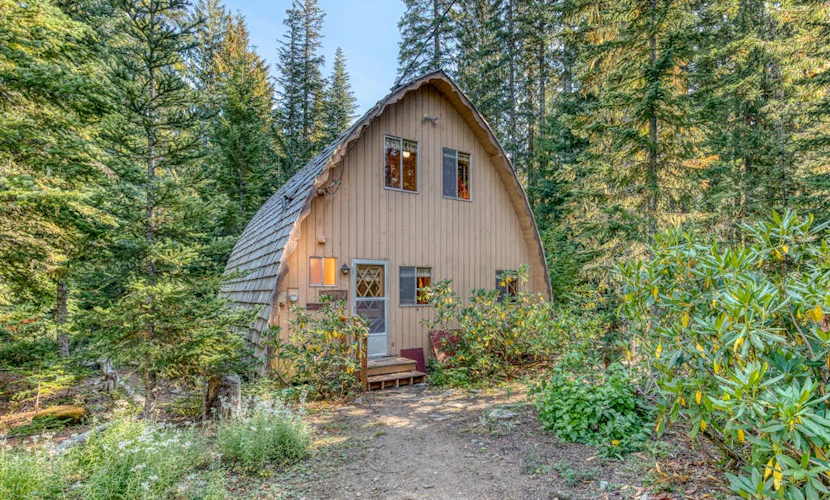 Creek-side mountain cabin with fireplace, balcony & full kitchen - near hiking