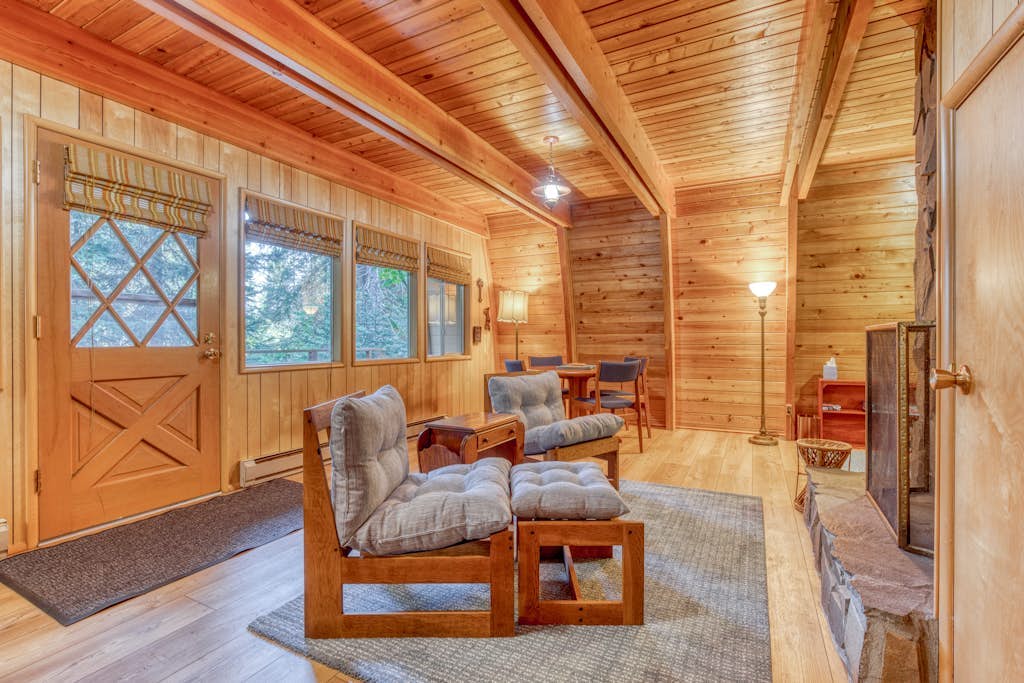 Creek-side mountain cabin with fireplace, balcony & full kitchen - near hiking