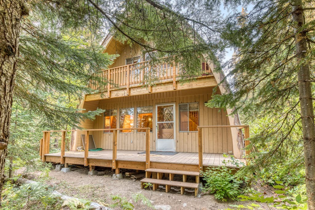 Creek-side mountain cabin with fireplace, balcony & full kitchen - near hiking