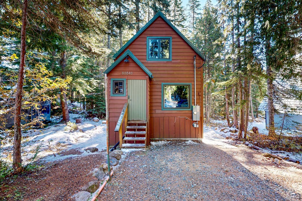 Tranquil & historic cabin with fireplace & deck views - near skiing