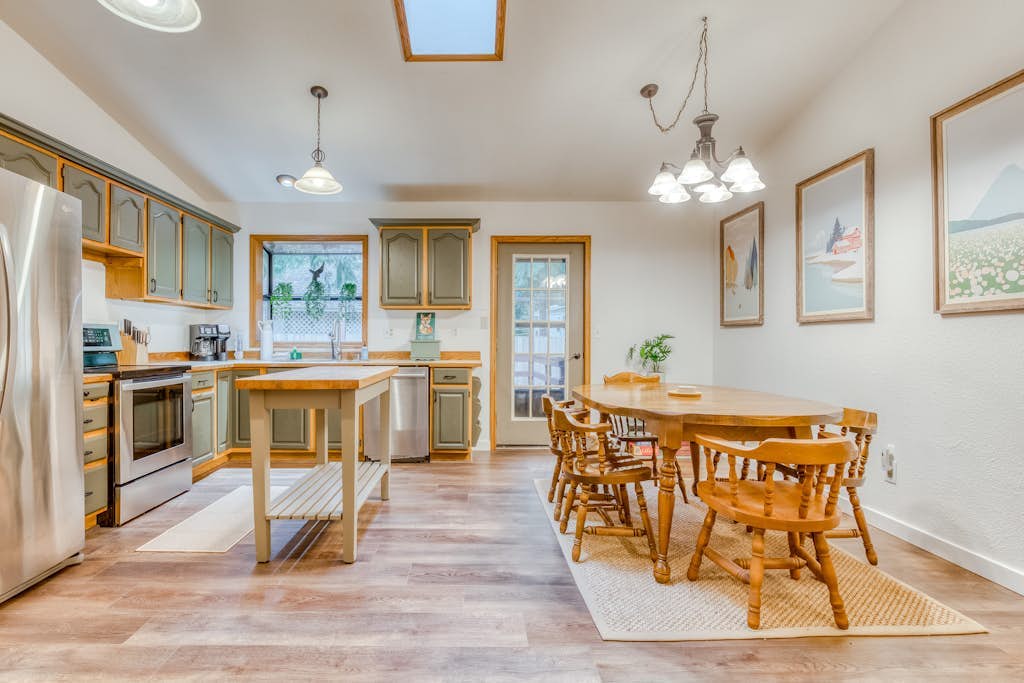 Dog-friendly mountain home with private hot tub, fenced yard, deck & W/D