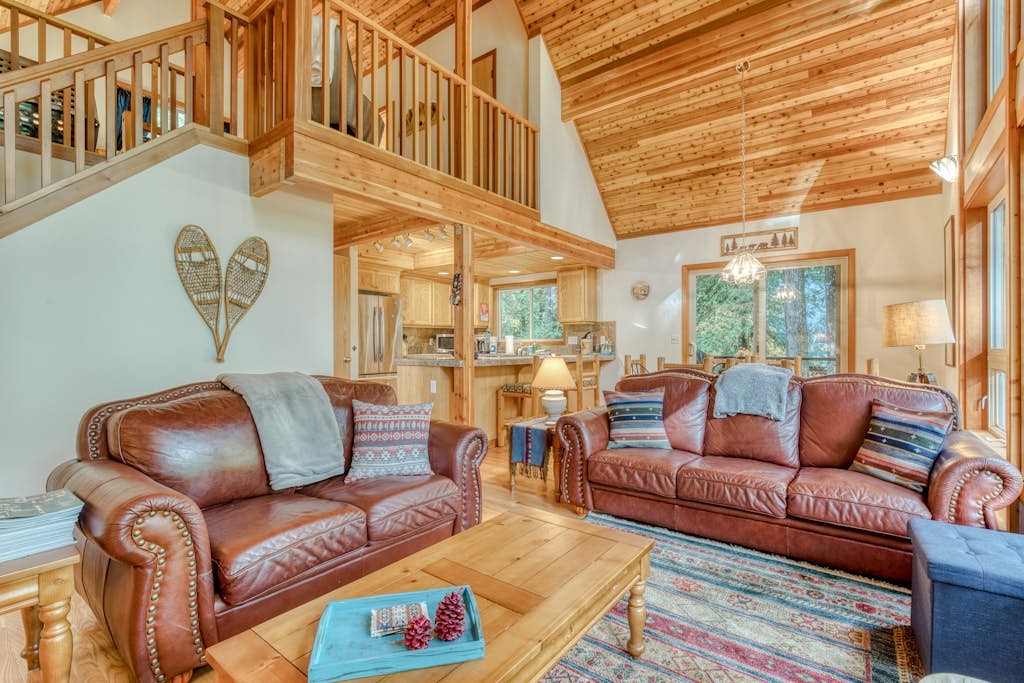 Gorgeous home with views of the river, fireplace, washer&dryer, & dog-friendly