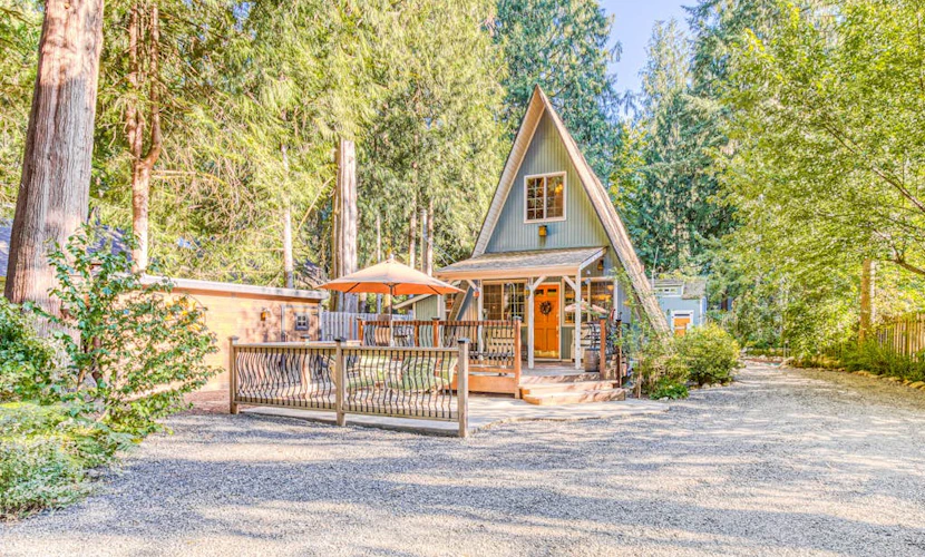 Adorable A-frame cabin w/nearby river access, game room, wood stove, firepit