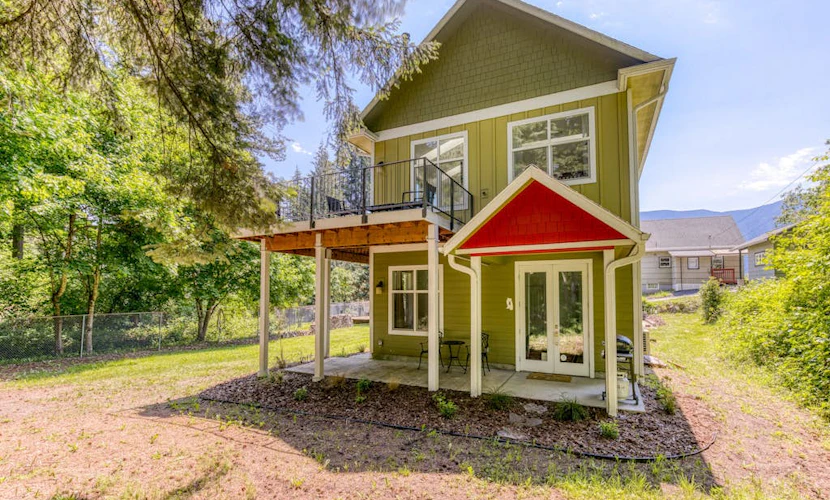 Dog-friendly studio with river view, patio, grill, & shared W/D