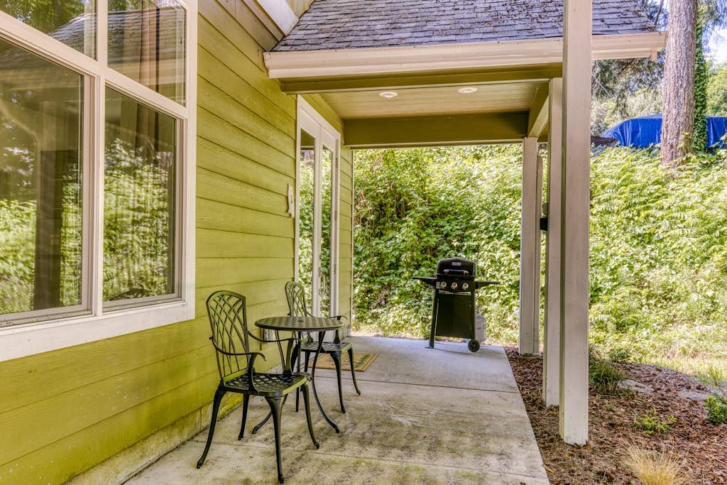 Dog-friendly studio with river view, patio, grill, & shared W/D