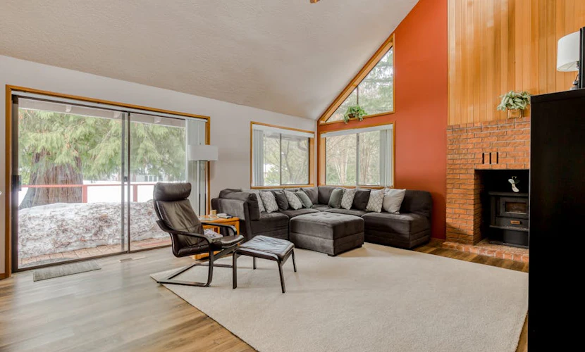 Beautiful golf-course-view home with pool & tennis access, private hot tub & W/D