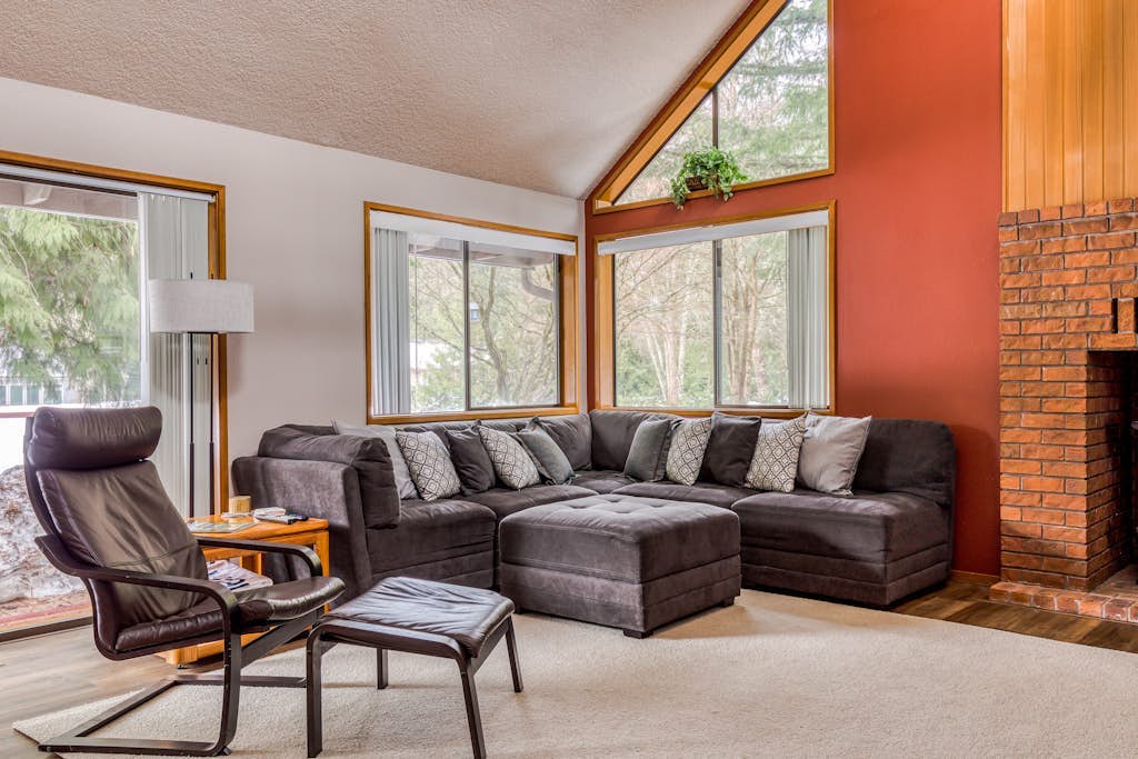 Beautiful golf-course-view home with pool & tennis access, private hot tub & W/D