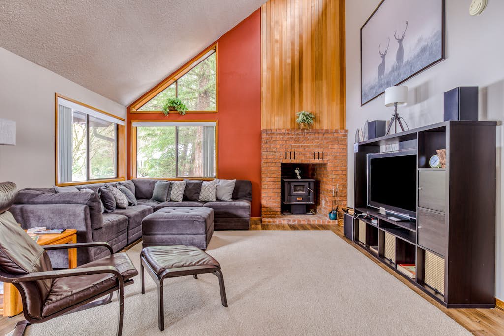 Beautiful golf-course-view home with pool & tennis access, private hot tub & W/D