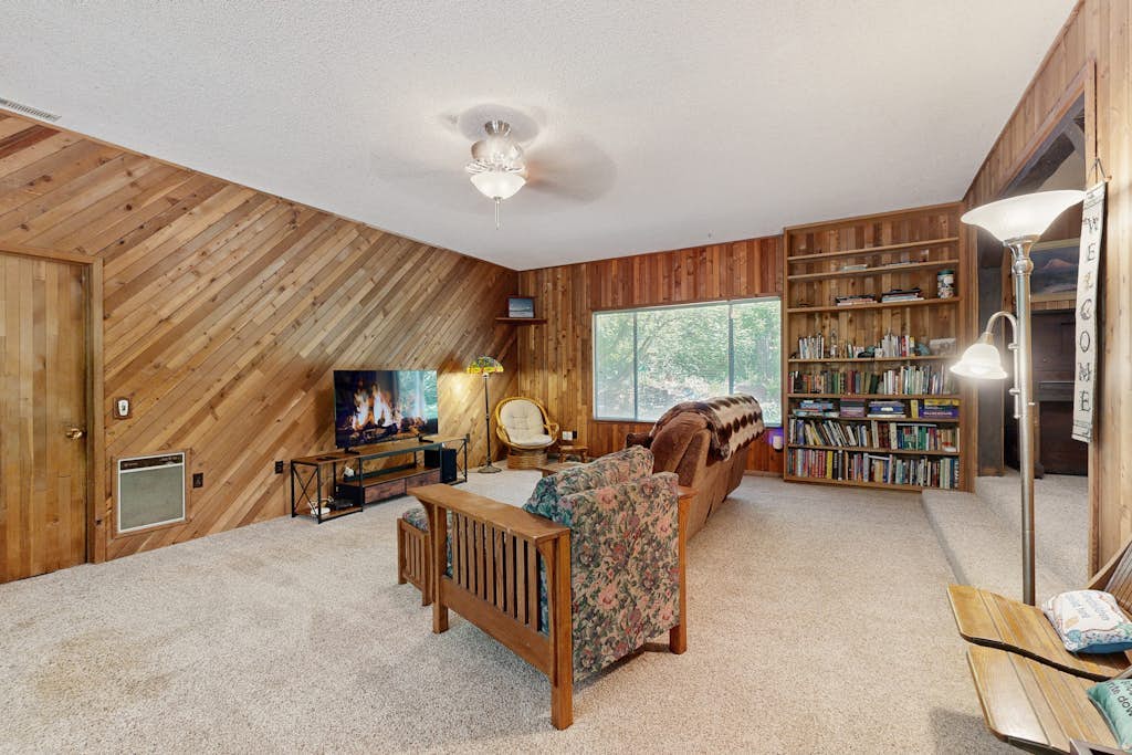 Spacious home with full kitchen, wifi, private backyard & grill