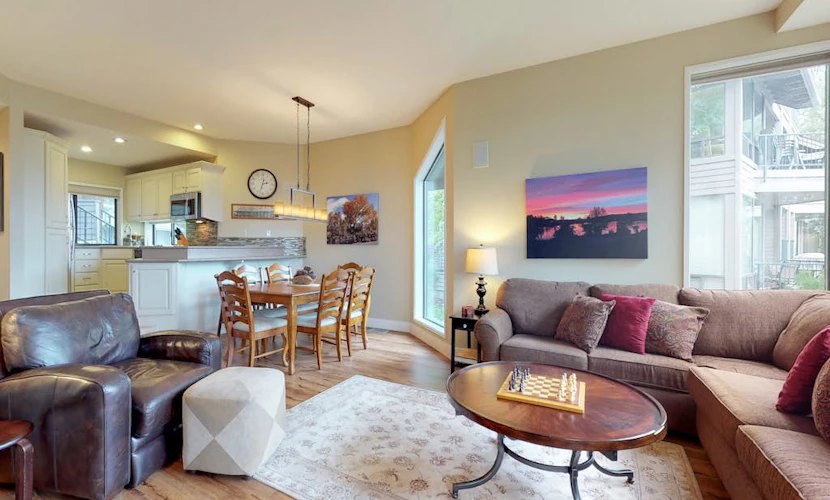 Comfortable condo with private hot tub & tennis-great location